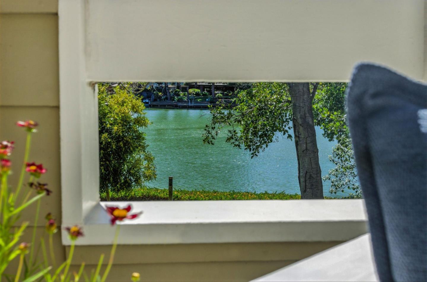 Detail Gallery Image 3 of 42 For 1090 Shoreline Dr, San Mateo,  CA 94404 - 1 Beds | 1/1 Baths