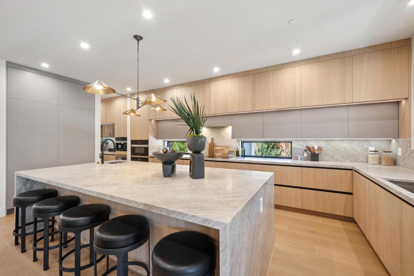 Detail Gallery Image 15 of 77 For 585 Cherry Ave, Los Altos,  CA 94022 - 5 Beds | 5/1 Baths