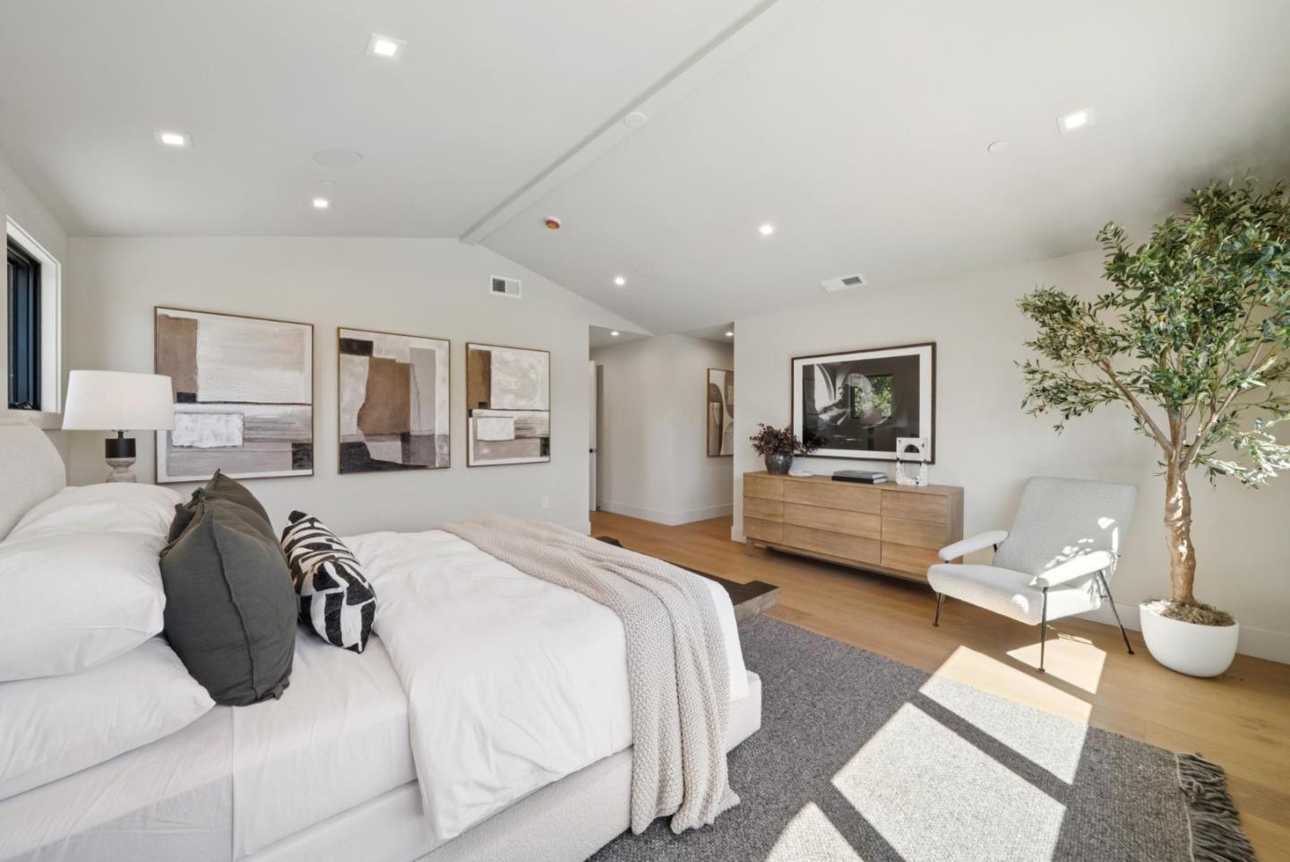 Detail Gallery Image 32 of 77 For 585 Cherry Ave, Los Altos,  CA 94022 - 5 Beds | 5/1 Baths