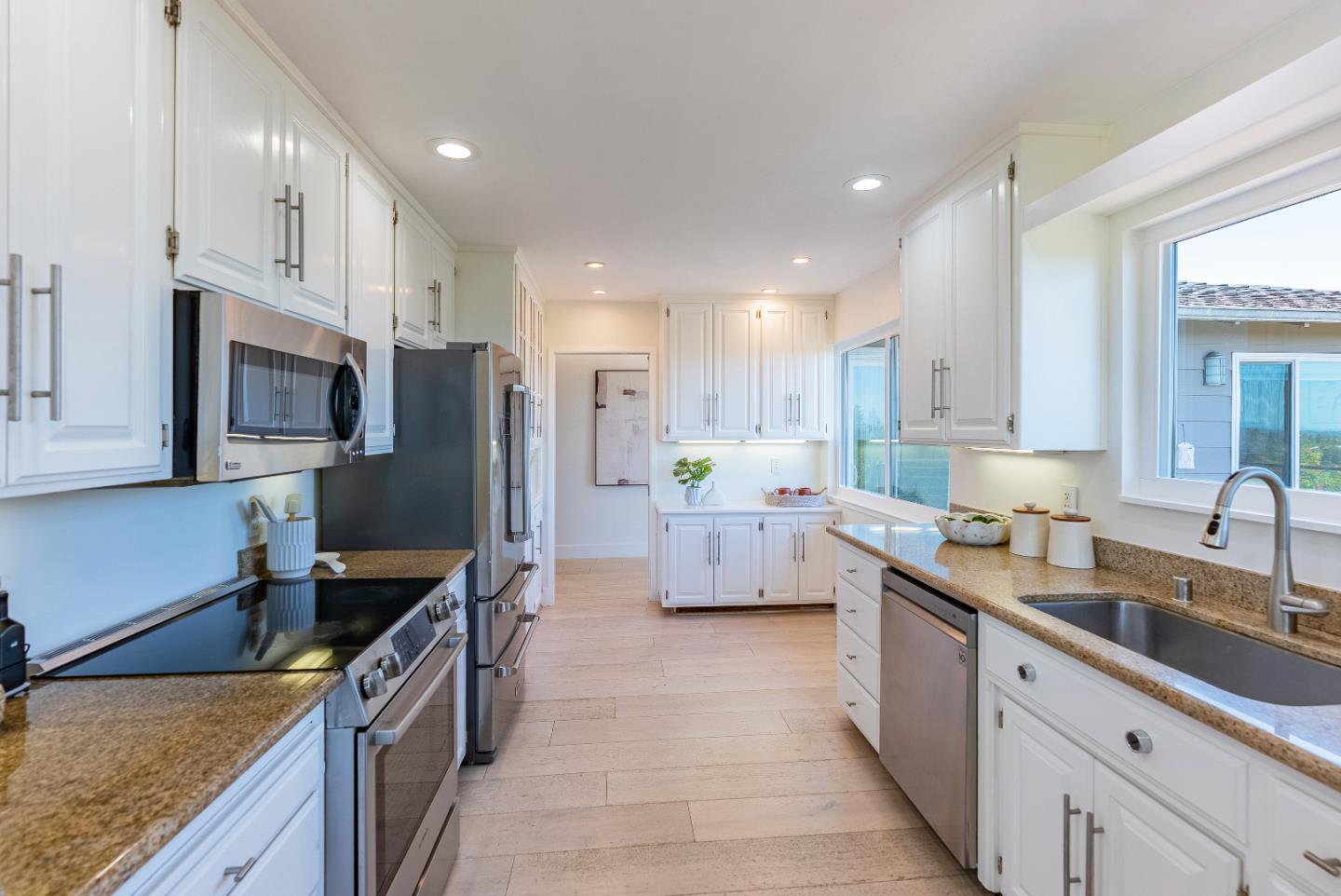Detail Gallery Image 14 of 61 For 893 Madonna Way, Los Altos,  CA 94024 - 4 Beds | 3 Baths
