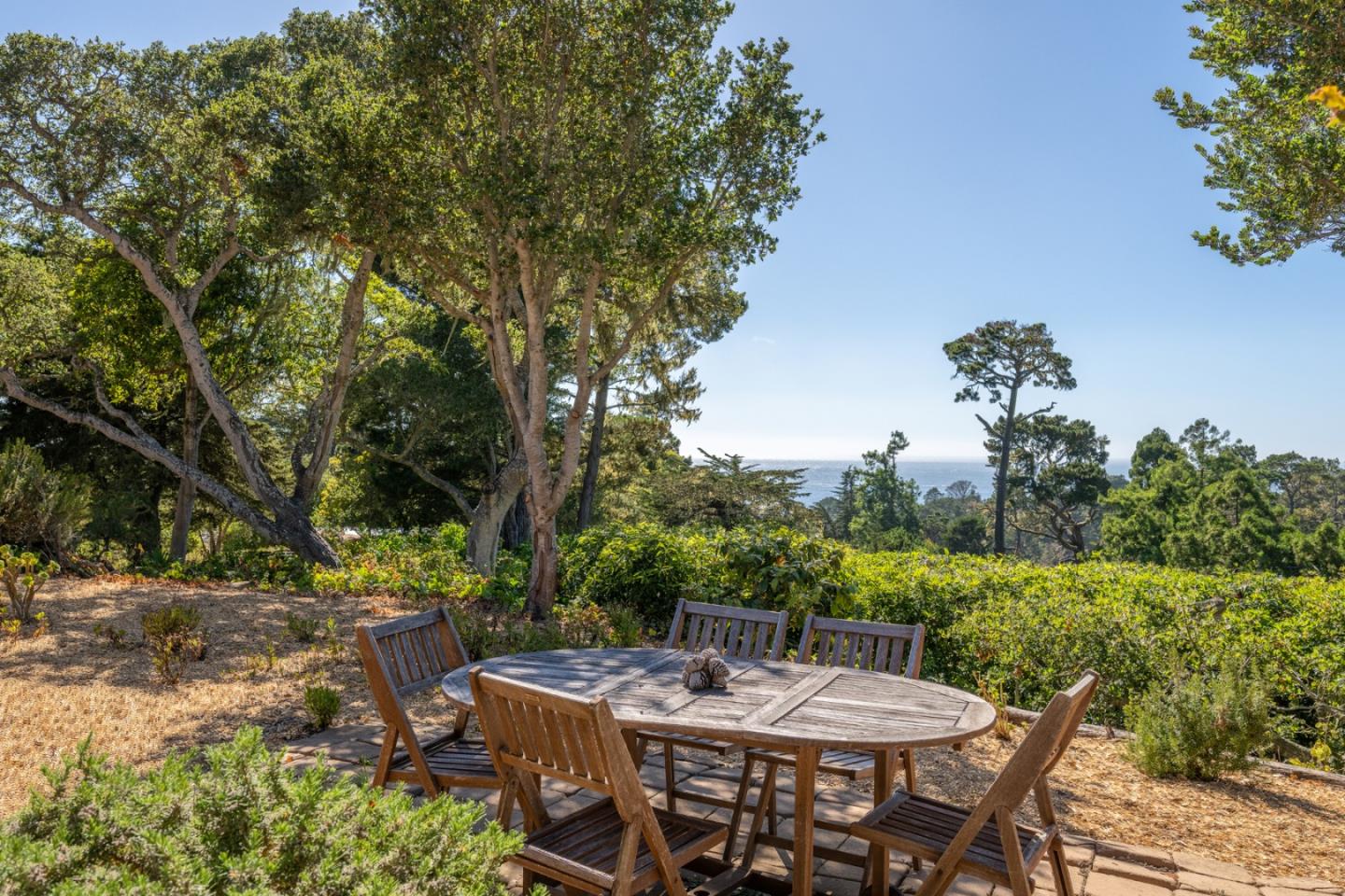 Detail Gallery Image 4 of 25 For 95 Corona Way, Carmel,  CA 93923 - 3 Beds | 3 Baths