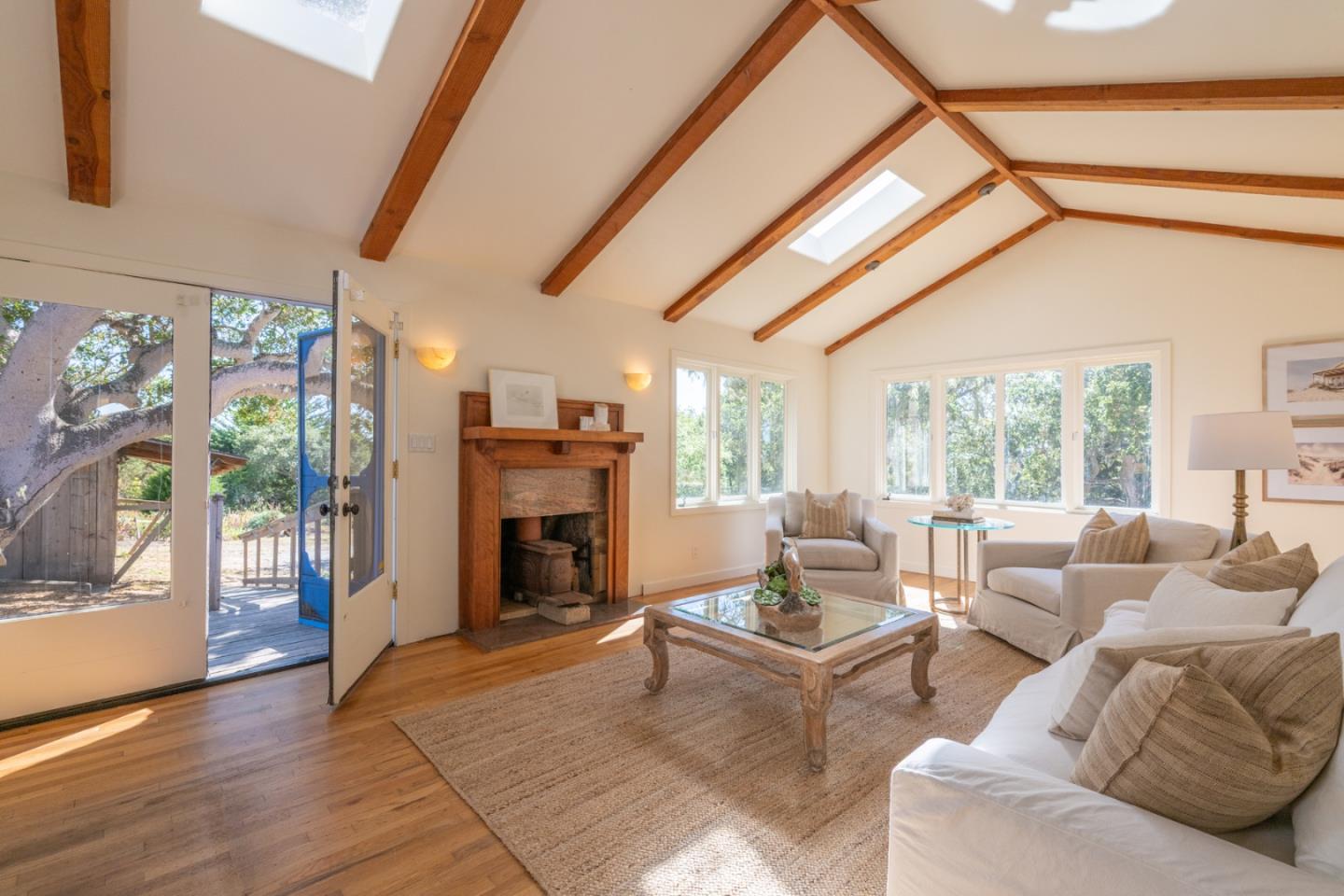 Detail Gallery Image 5 of 25 For 95 Corona Way, Carmel,  CA 93923 - 3 Beds | 3 Baths