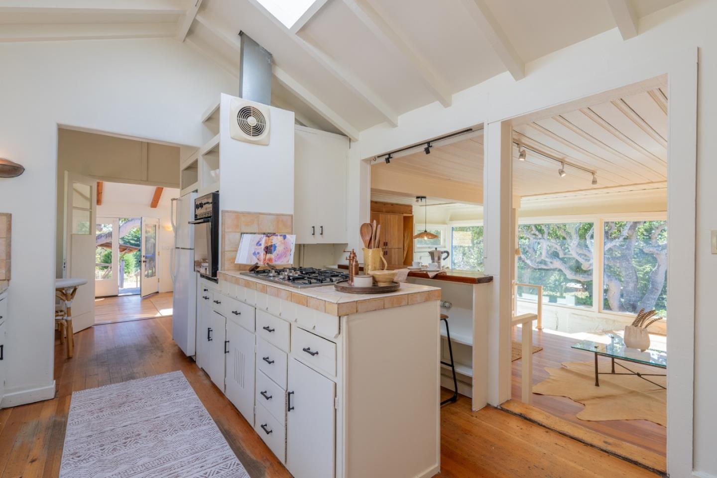 Detail Gallery Image 9 of 25 For 95 Corona Way, Carmel,  CA 93923 - 3 Beds | 3 Baths