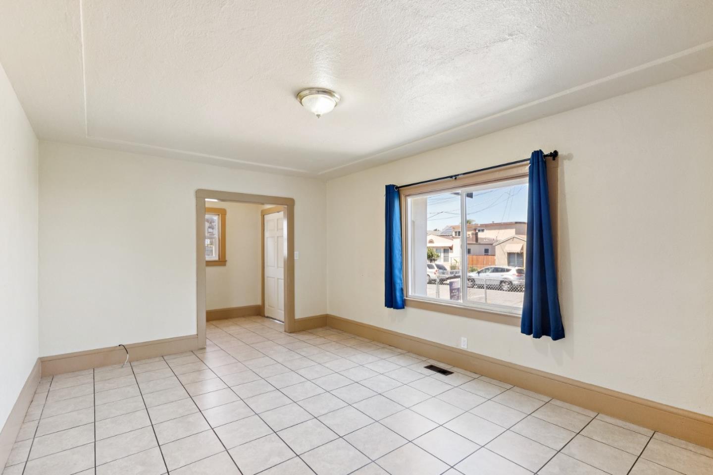 Detail Gallery Image 4 of 23 For 1460 80th Ave, Oakland,  CA 94621 - 4 Beds | 1 Baths