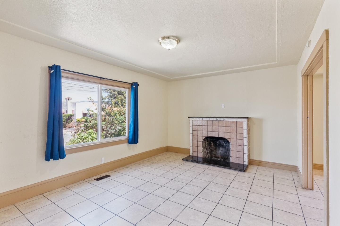 Detail Gallery Image 5 of 23 For 1460 80th Ave, Oakland,  CA 94621 - 4 Beds | 1 Baths