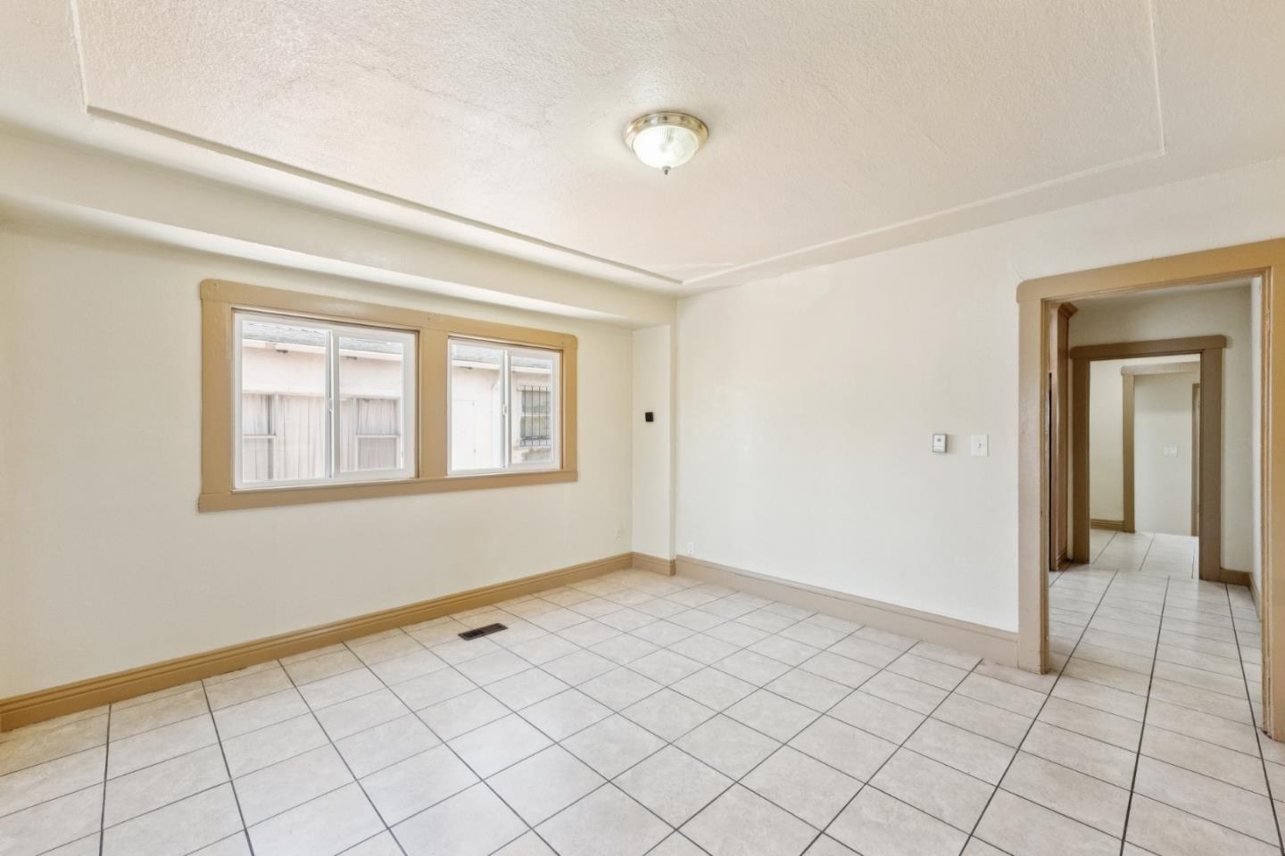 Detail Gallery Image 7 of 23 For 1460 80th Ave, Oakland,  CA 94621 - 4 Beds | 1 Baths