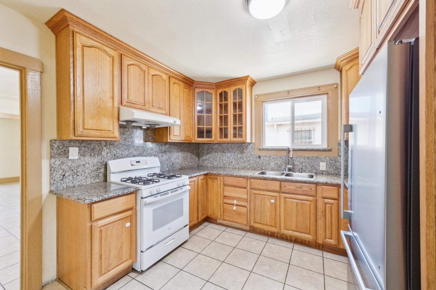 Detail Gallery Image 8 of 23 For 1460 80th Ave, Oakland,  CA 94621 - 4 Beds | 1 Baths