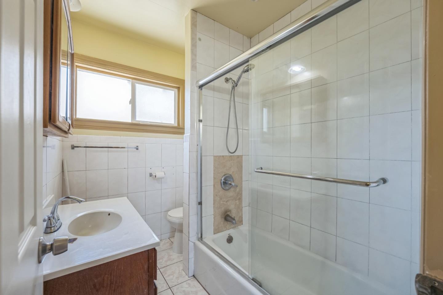 Detail Gallery Image 9 of 23 For 1460 80th Ave, Oakland,  CA 94621 - 4 Beds | 1 Baths