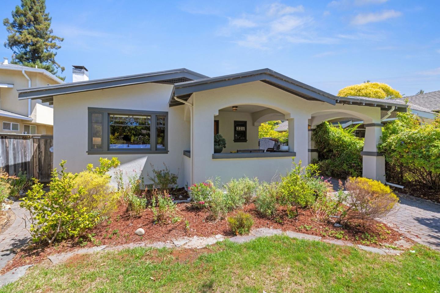 Detail Gallery Image 2 of 65 For 221 Grand St, Redwood City,  CA 94062 - 3 Beds | 2 Baths