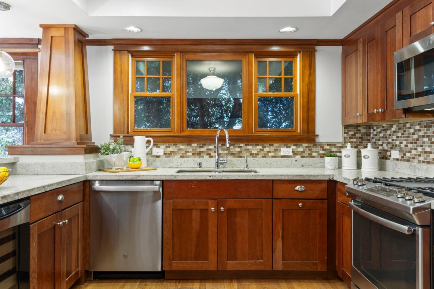 Detail Gallery Image 28 of 65 For 221 Grand St, Redwood City,  CA 94062 - 3 Beds | 2 Baths