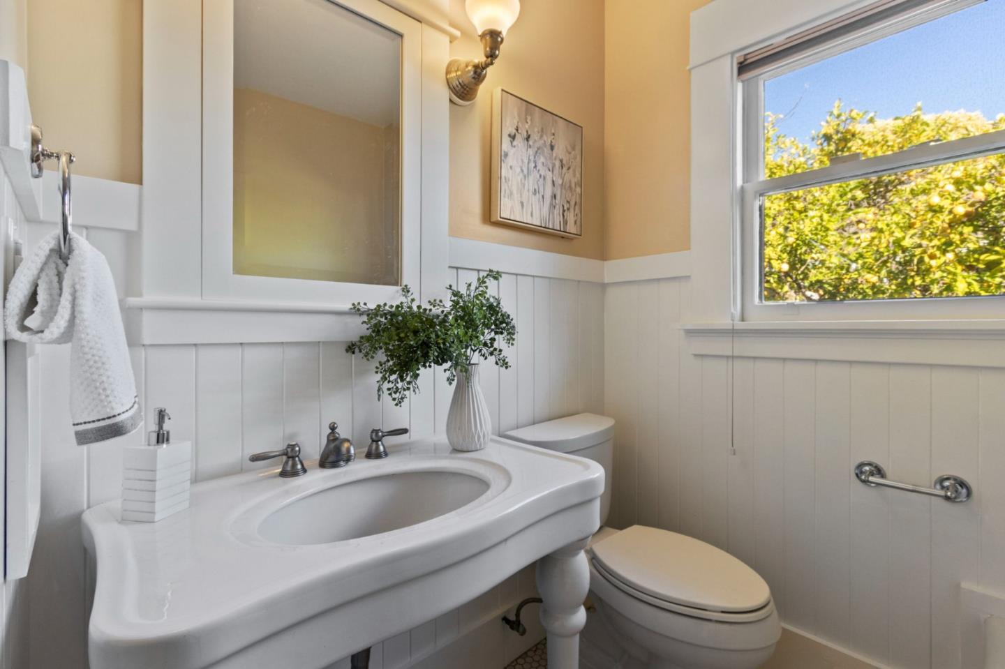 Detail Gallery Image 33 of 65 For 221 Grand St, Redwood City,  CA 94062 - 3 Beds | 2 Baths