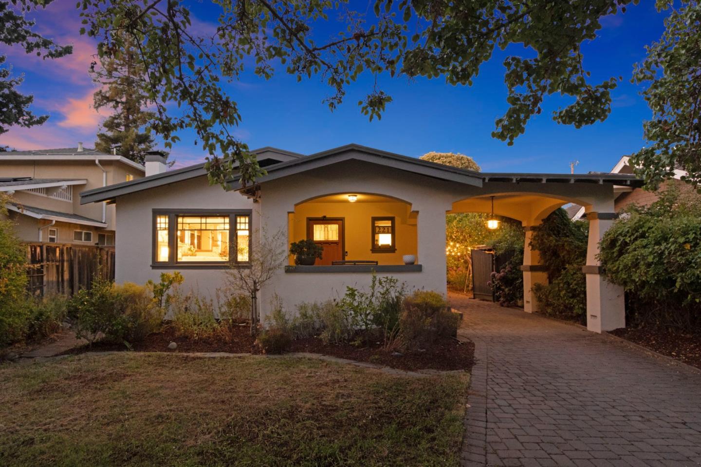 Detail Gallery Image 4 of 65 For 221 Grand St, Redwood City,  CA 94062 - 3 Beds | 2 Baths