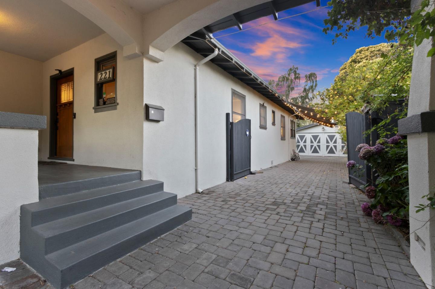 Detail Gallery Image 6 of 65 For 221 Grand St, Redwood City,  CA 94062 - 3 Beds | 2 Baths
