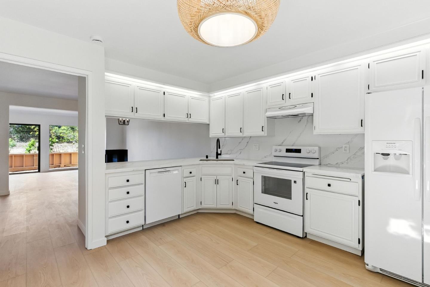 Detail Gallery Image 25 of 85 For 10 Azalea Ln, San Carlos,  CA 94070 - 2 Beds | 2/1 Baths