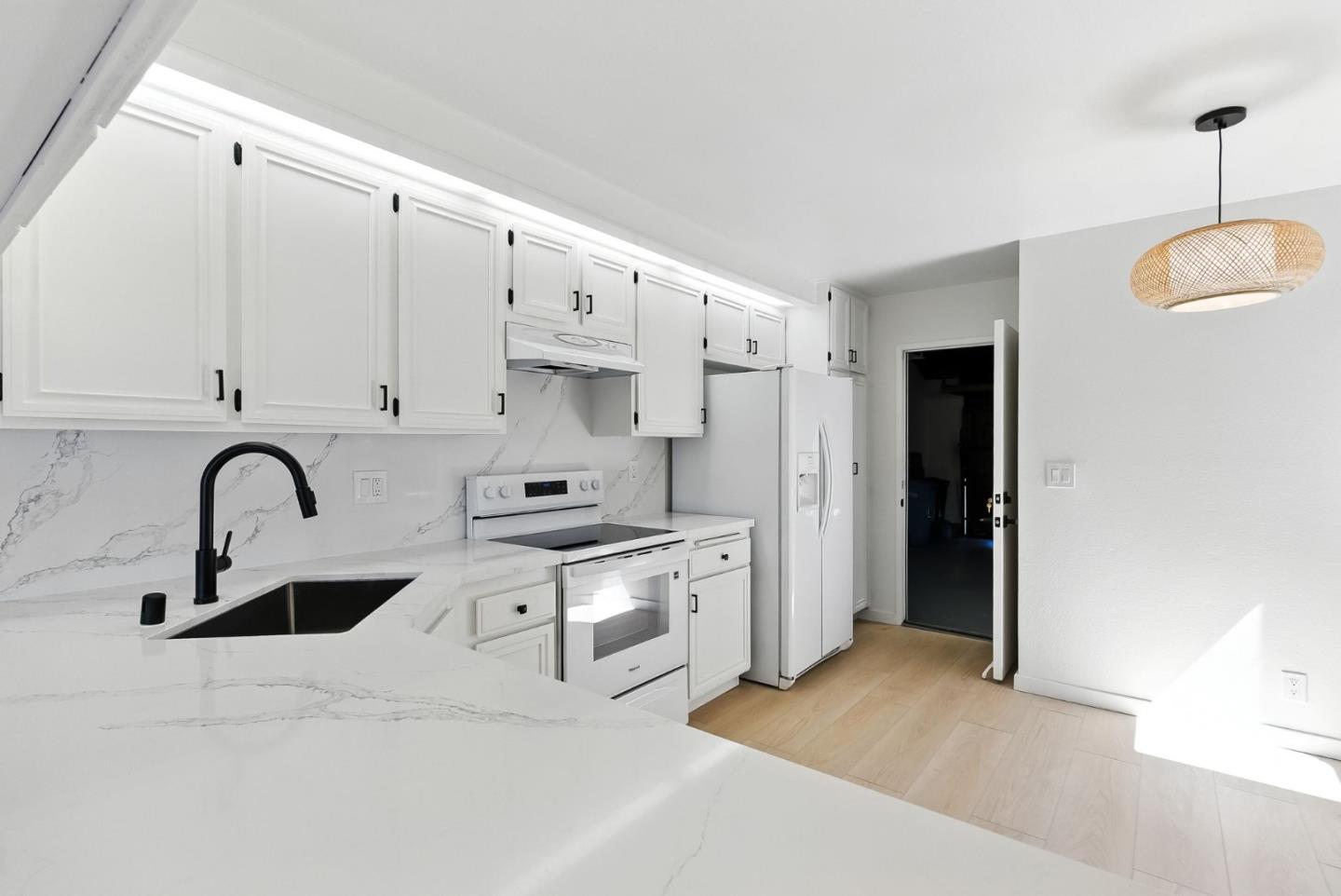 Detail Gallery Image 31 of 85 For 10 Azalea Ln, San Carlos,  CA 94070 - 2 Beds | 2/1 Baths