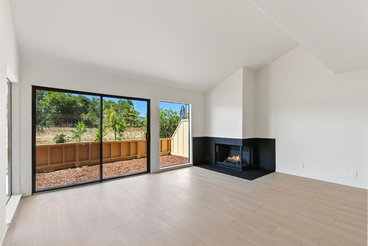 Detail Gallery Image 9 of 85 For 10 Azalea Ln, San Carlos,  CA 94070 - 2 Beds | 2/1 Baths