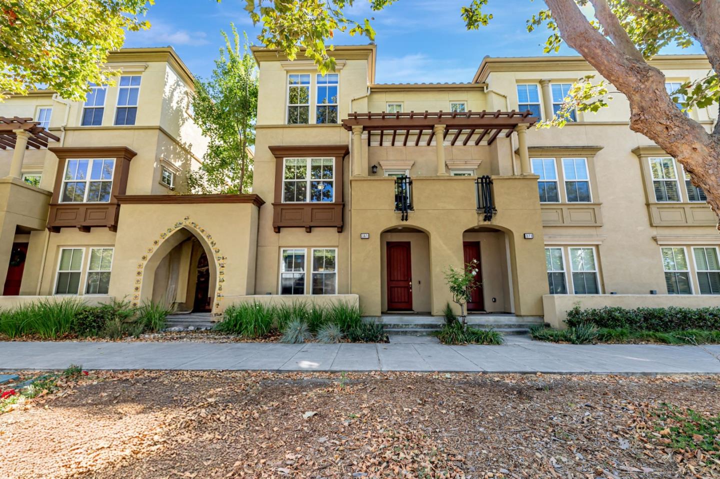 Detail Gallery Image 1 of 32 For 361 W Evelyn Ave, Mountain View,  CA 94041 - 3 Beds | 3/1 Baths