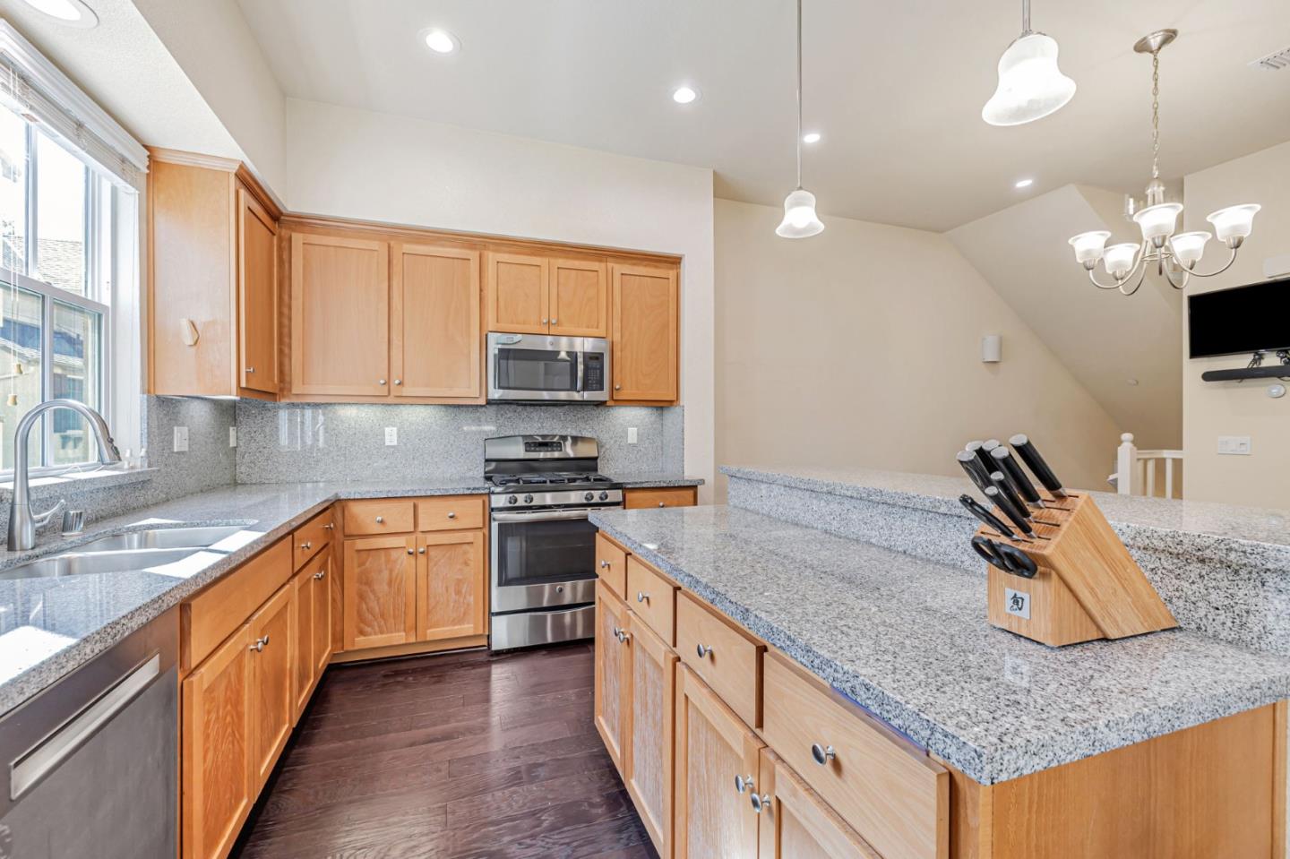 Detail Gallery Image 11 of 32 For 361 W Evelyn Ave, Mountain View,  CA 94041 - 3 Beds | 3/1 Baths