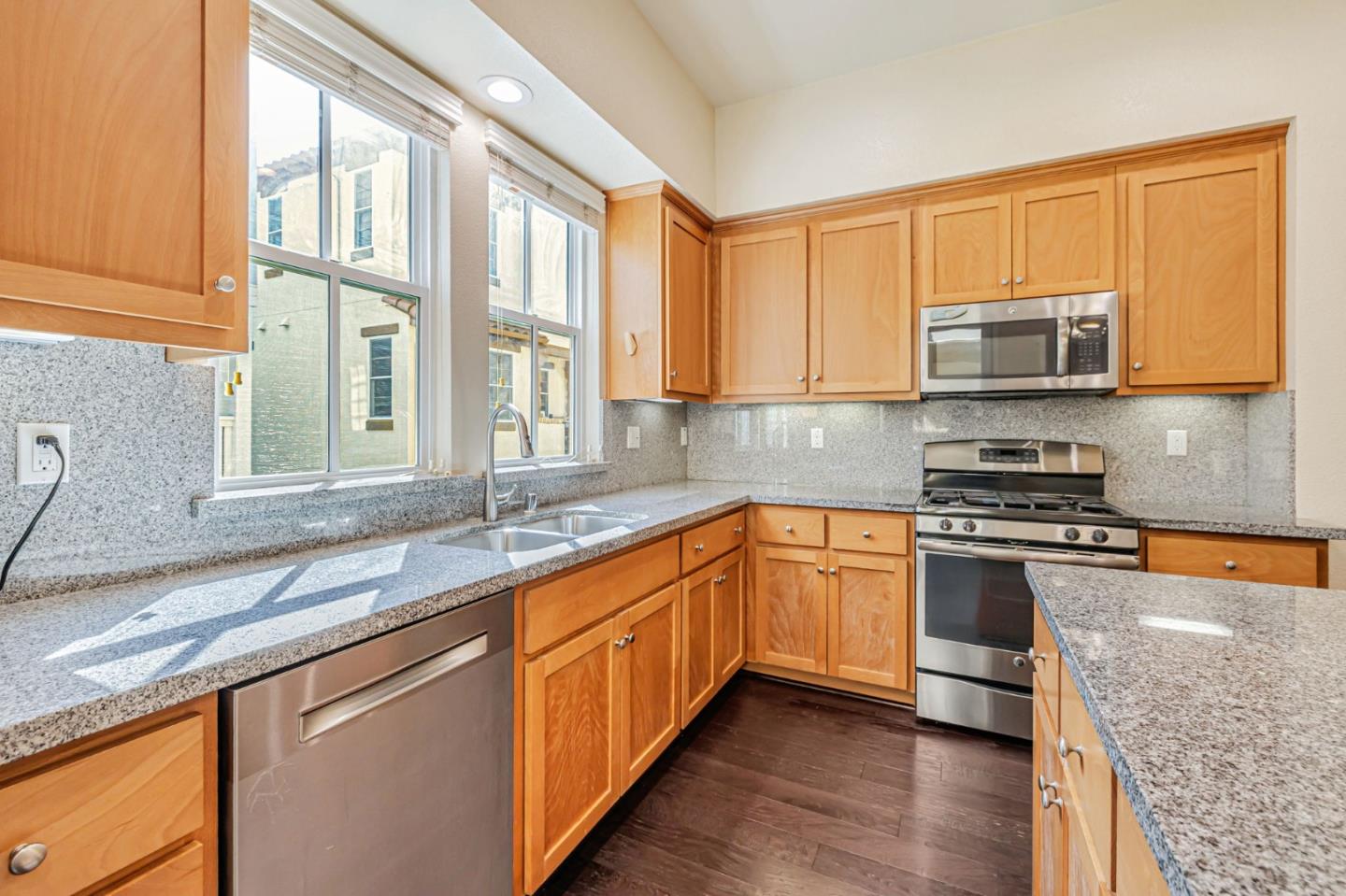 Detail Gallery Image 12 of 32 For 361 W Evelyn Ave, Mountain View,  CA 94041 - 3 Beds | 3/1 Baths