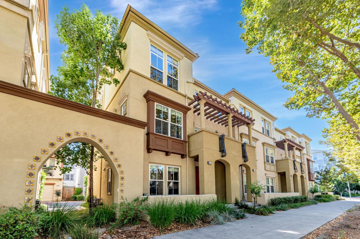 Detail Gallery Image 2 of 32 For 361 W Evelyn Ave, Mountain View,  CA 94041 - 3 Beds | 3/1 Baths