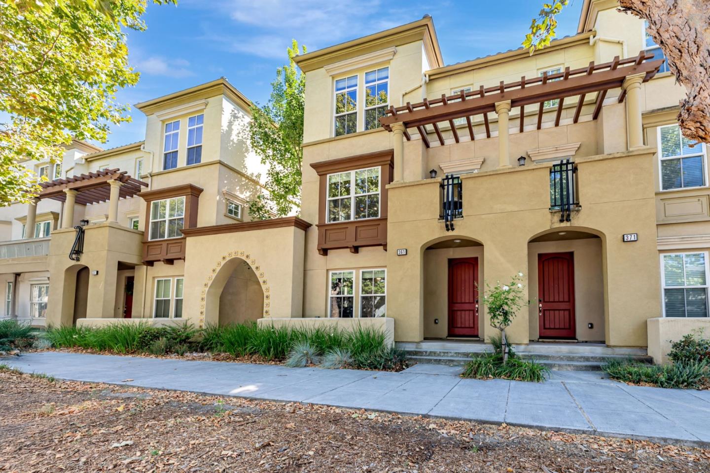 Detail Gallery Image 3 of 32 For 361 W Evelyn Ave, Mountain View,  CA 94041 - 3 Beds | 3/1 Baths