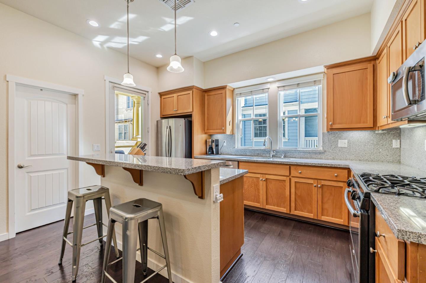 Detail Gallery Image 9 of 32 For 361 W Evelyn Ave, Mountain View,  CA 94041 - 3 Beds | 3/1 Baths