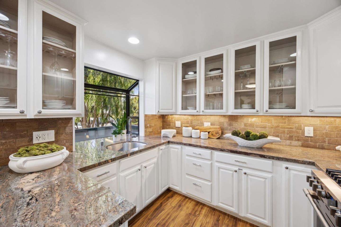 Detail Gallery Image 11 of 32 For 307 Carlos Ave, Redwood City,  CA 94061 - 3 Beds | 2/1 Baths