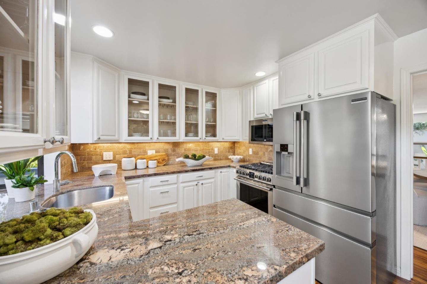 Detail Gallery Image 12 of 32 For 307 Carlos Ave, Redwood City,  CA 94061 - 3 Beds | 2/1 Baths