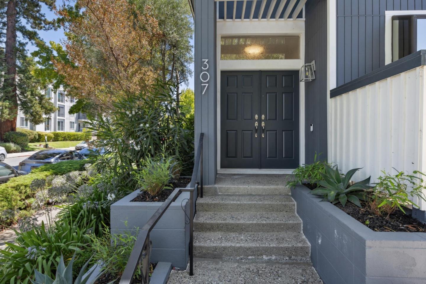 Detail Gallery Image 2 of 32 For 307 Carlos Ave, Redwood City,  CA 94061 - 3 Beds | 2/1 Baths