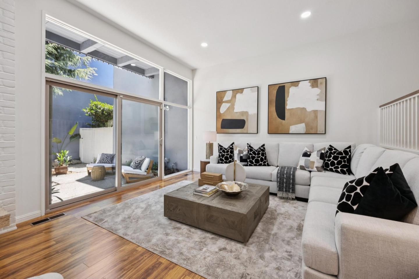 Detail Gallery Image 4 of 32 For 307 Carlos Ave, Redwood City,  CA 94061 - 3 Beds | 2/1 Baths