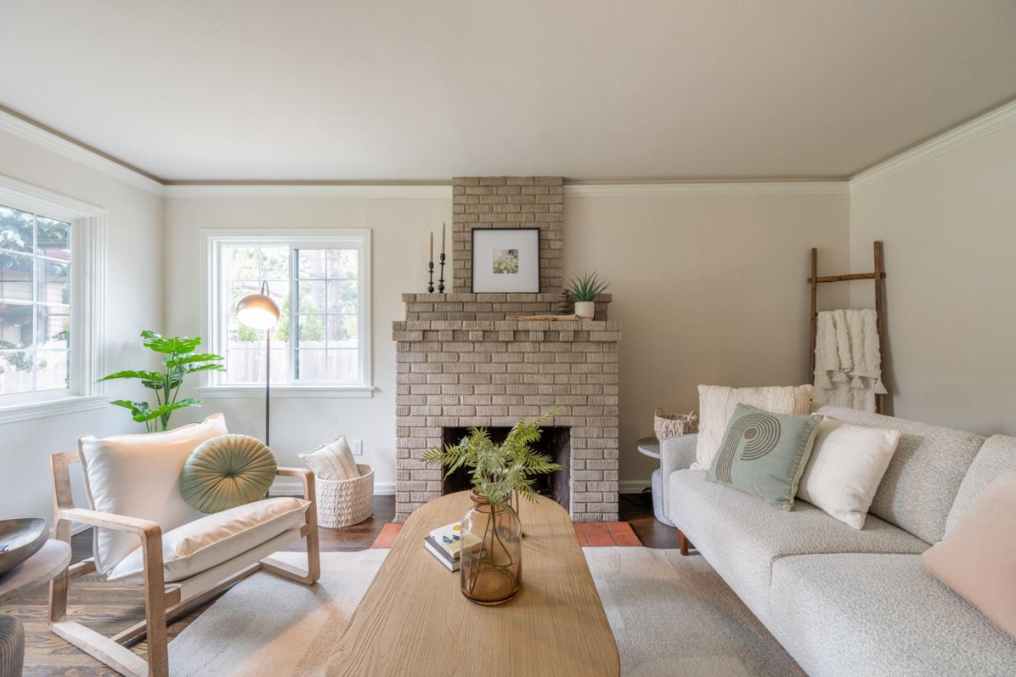 Detail Gallery Image 3 of 27 For 1222 Lincoln Ave, Pacific Grove,  CA 93950 - 4 Beds | 1 Baths