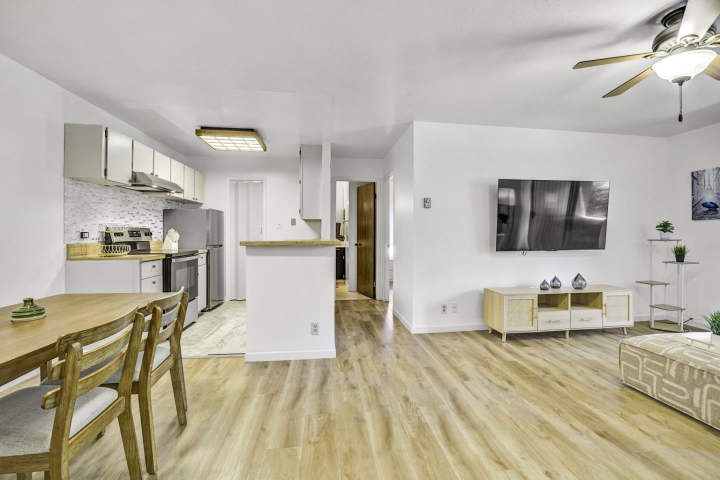 Detail Gallery Image 3 of 35 For 209 Boardwalk Ave #G,  San Bruno,  CA 94066 - 1 Beds | 1 Baths
