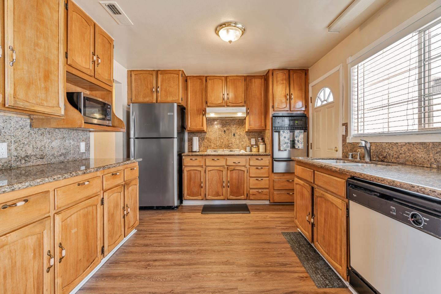 Detail Gallery Image 12 of 36 For 130 Cypress St, Redwood City,  CA 94061 - 3 Beds | 2 Baths