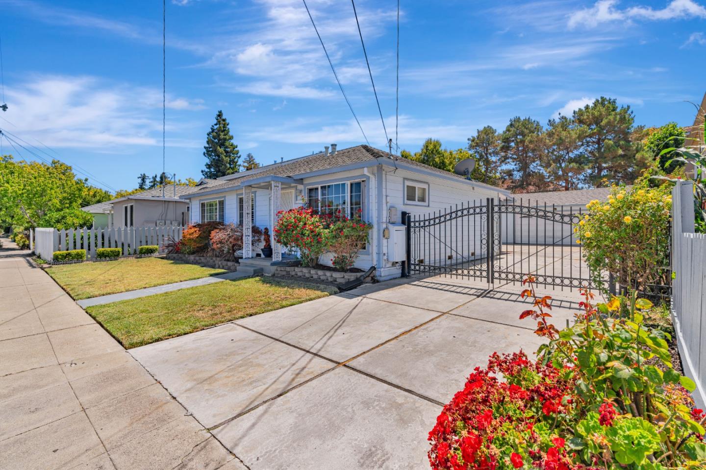 Detail Gallery Image 3 of 36 For 130 Cypress St, Redwood City,  CA 94061 - 3 Beds | 2 Baths