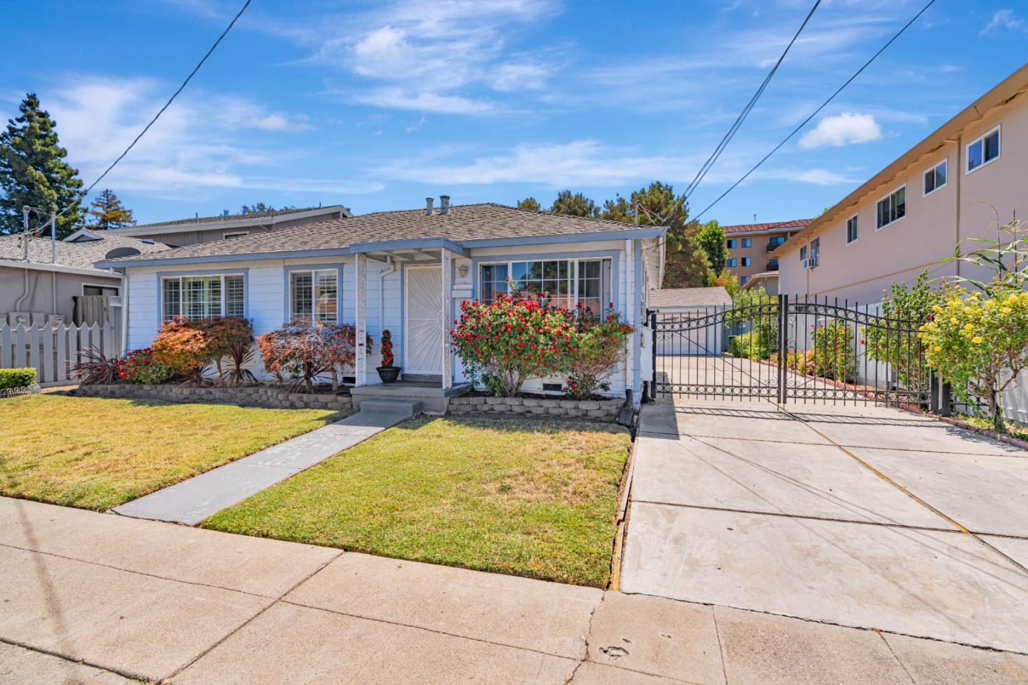 Detail Gallery Image 4 of 36 For 130 Cypress St, Redwood City,  CA 94061 - 3 Beds | 2 Baths
