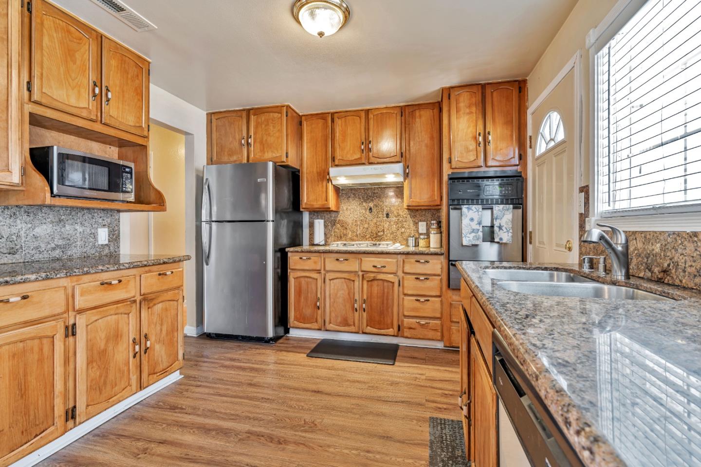 Detail Gallery Image 9 of 36 For 130 Cypress St, Redwood City,  CA 94061 - 3 Beds | 2 Baths
