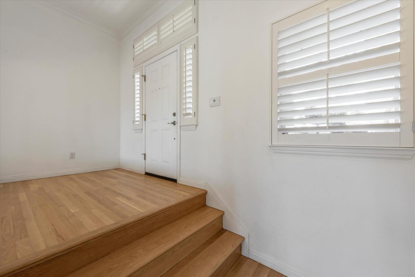 Detail Gallery Image 4 of 27 For 8215 Skyline Cir, Oakland,  CA 94605 - 3 Beds | 2/1 Baths