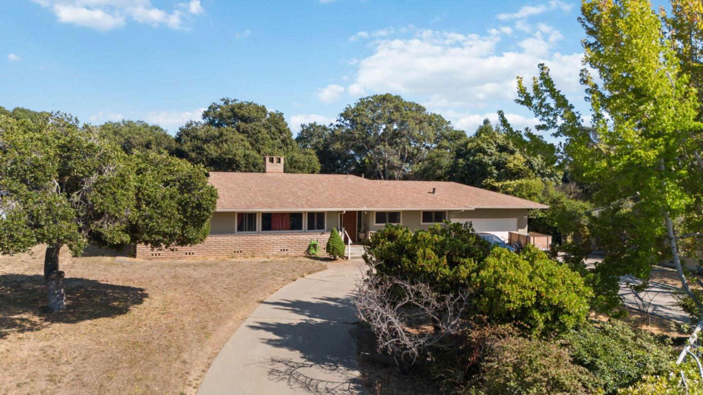 Detail Gallery Image 6 of 39 For 11745 Tam Oshanter Dr, Salinas,  CA 93906 - 3 Beds | 2 Baths