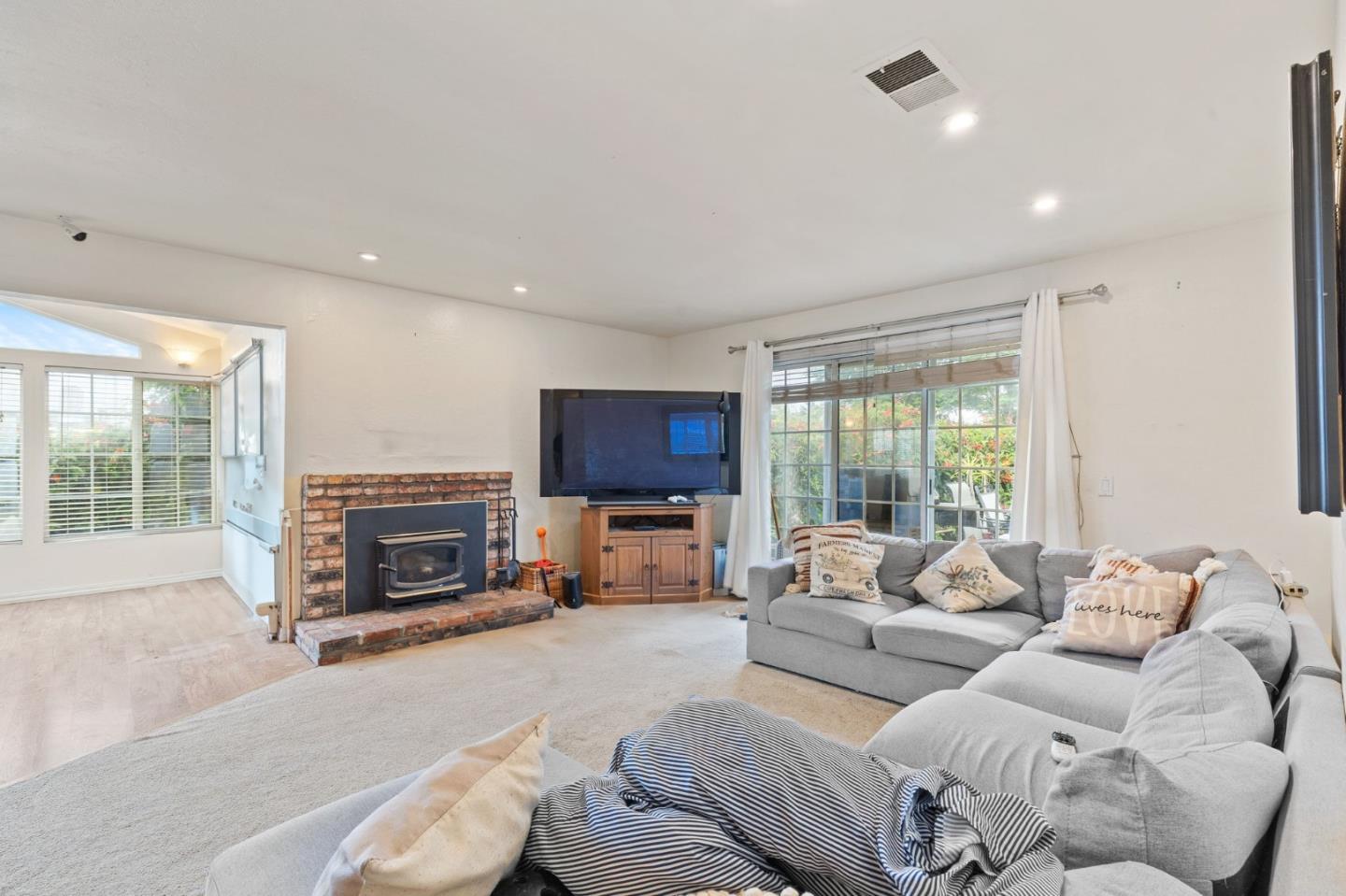 Detail Gallery Image 6 of 19 For 1138 Manzanita Dr, Pacifica,  CA 94044 - 3 Beds | 2 Baths