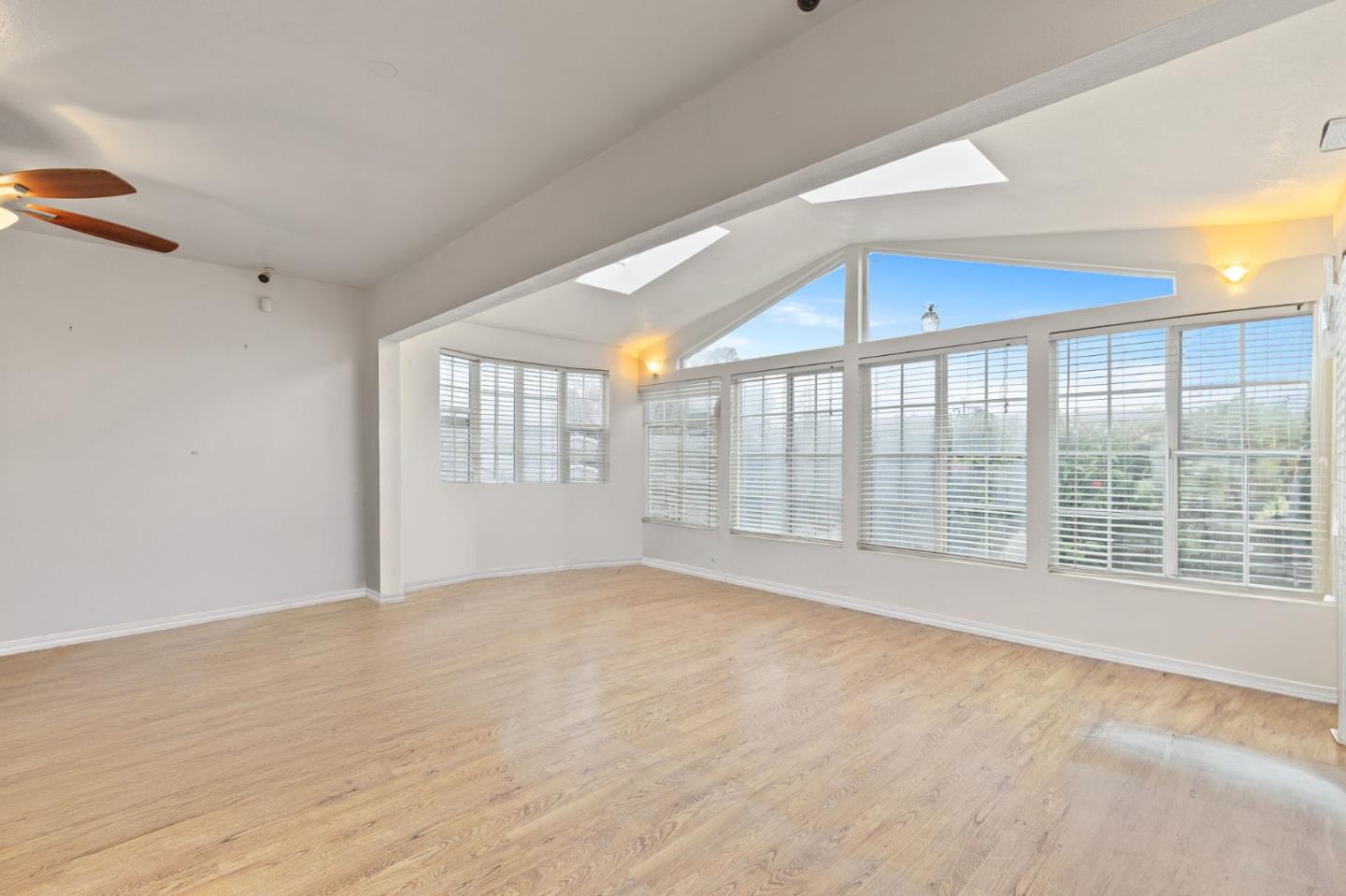 Detail Gallery Image 8 of 19 For 1138 Manzanita Dr, Pacifica,  CA 94044 - 3 Beds | 2 Baths