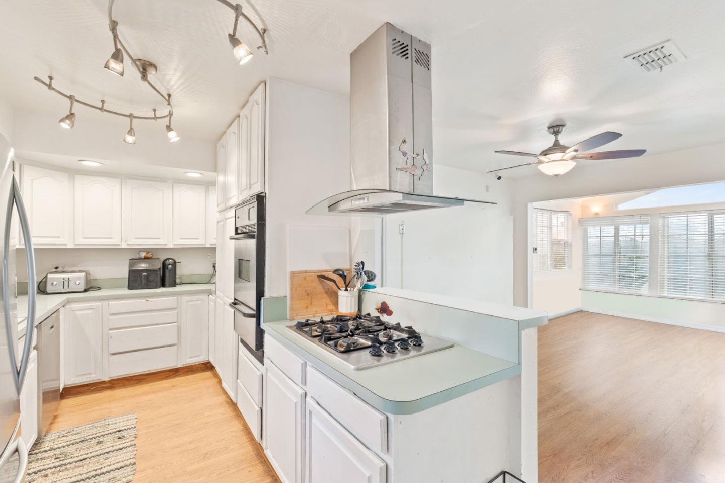 Detail Gallery Image 9 of 19 For 1138 Manzanita Dr, Pacifica,  CA 94044 - 3 Beds | 2 Baths