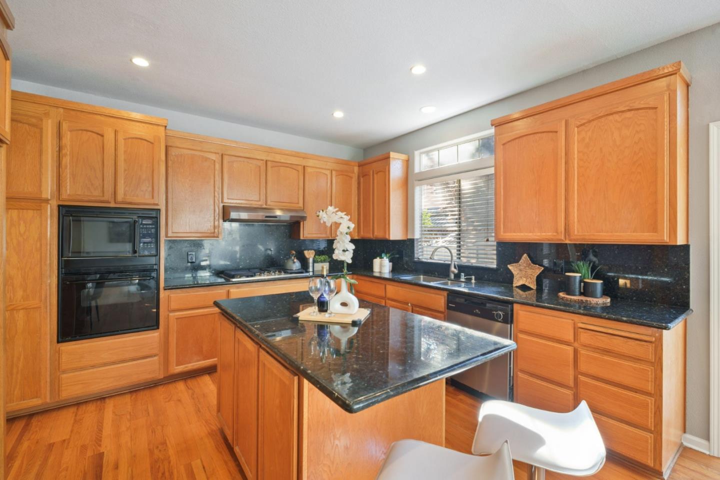 Detail Gallery Image 13 of 44 For 483 via Sorrento, Morgan Hill,  CA 95037 - 4 Beds | 3 Baths