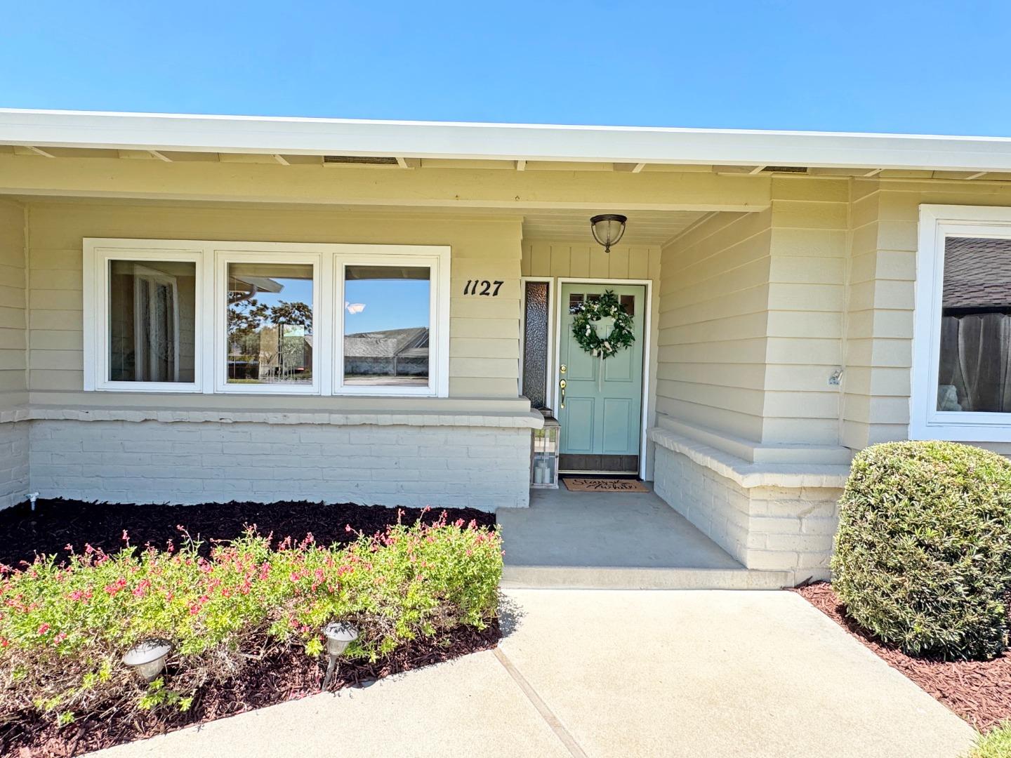 Detail Gallery Image 5 of 55 For 1127 Montecito Cir, Salinas,  CA 93901 - 3 Beds | 2 Baths