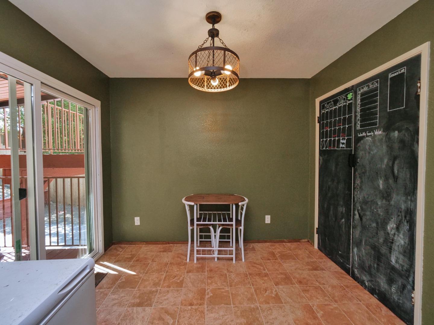 Detail Gallery Image 8 of 37 For 5909 Amend Rd, El Sobrante,  CA 94803 - 4 Beds | 3 Baths