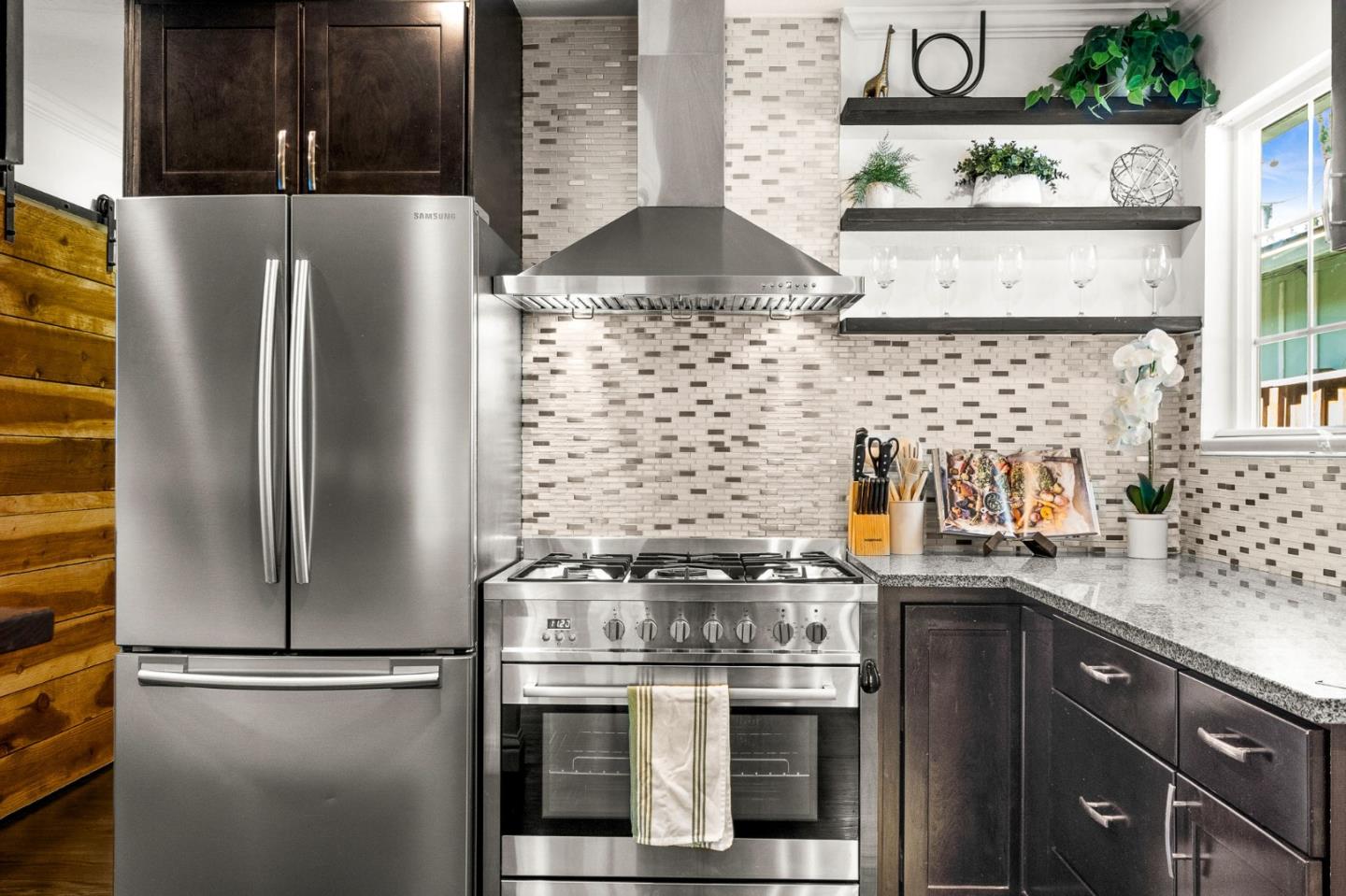 Detail Gallery Image 2 of 32 For 424 5th Ave, Redwood City,  CA 94063 - 2 Beds | 1 Baths