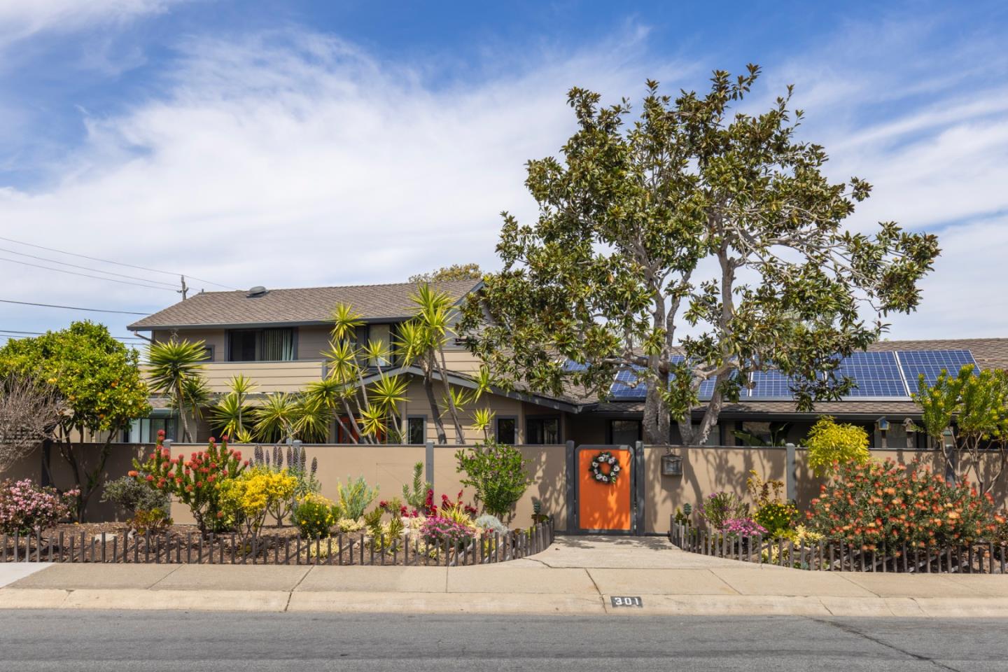 Detail Gallery Image 3 of 55 For 301 Euclid Ave, Monterey,  CA 93940 - 6 Beds | 4 Baths