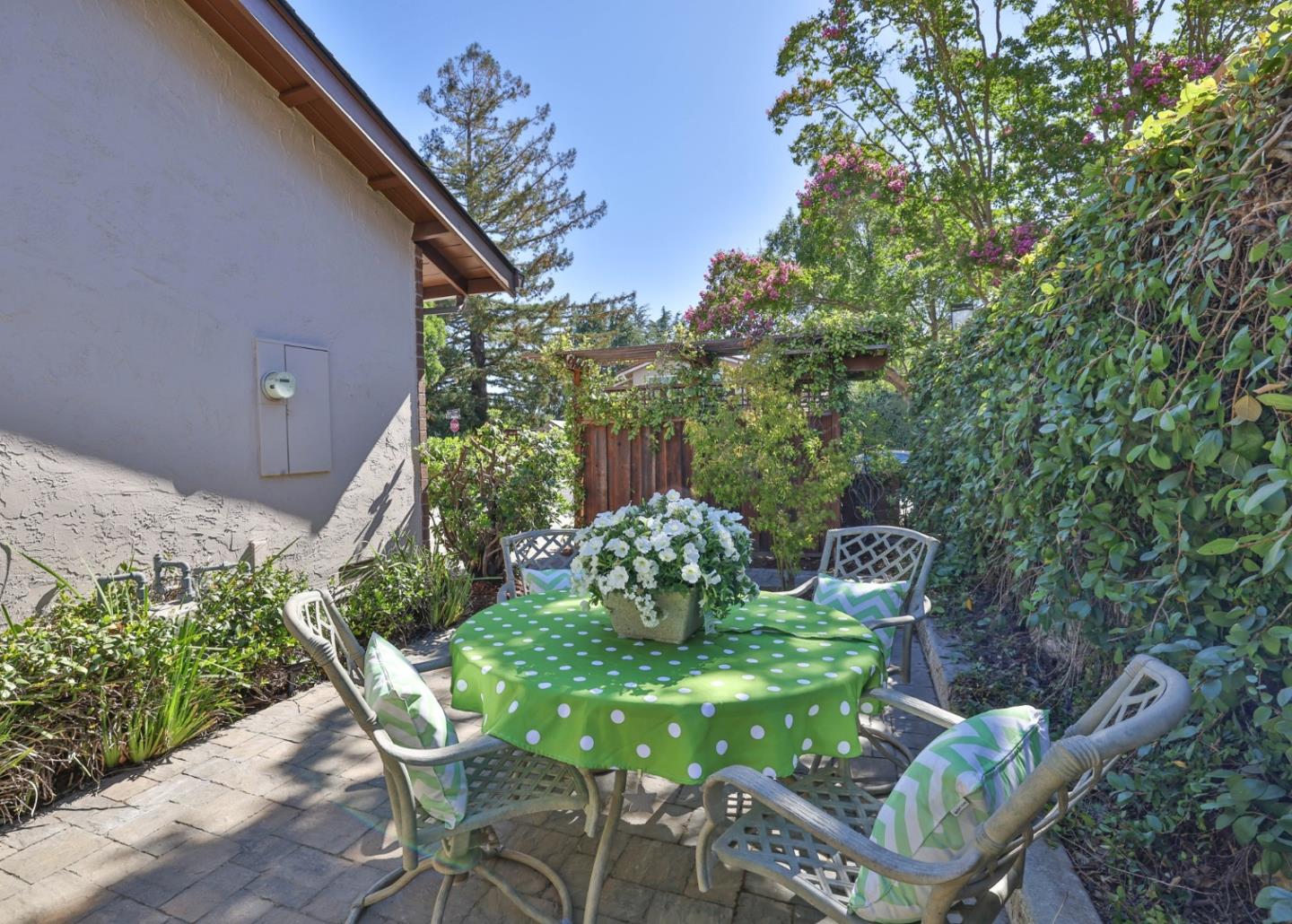 Detail Gallery Image 14 of 16 For 101 Ross Creek Ct, Los Gatos,  CA 95032 - 4 Beds | 2/1 Baths