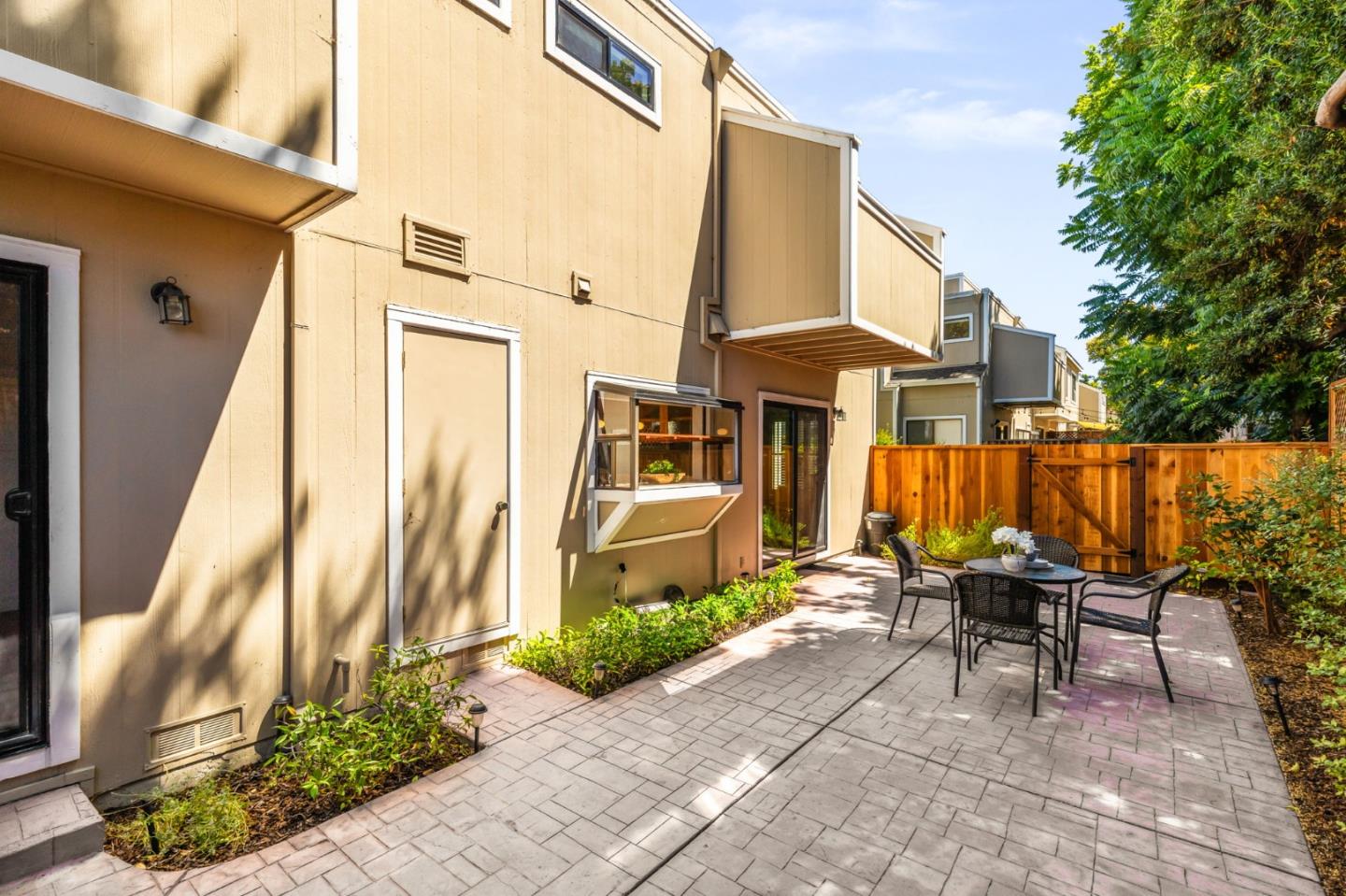 Detail Gallery Image 25 of 29 For 1993 Plymouth St #11,  Mountain View,  CA 94043 - 3 Beds | 2/1 Baths