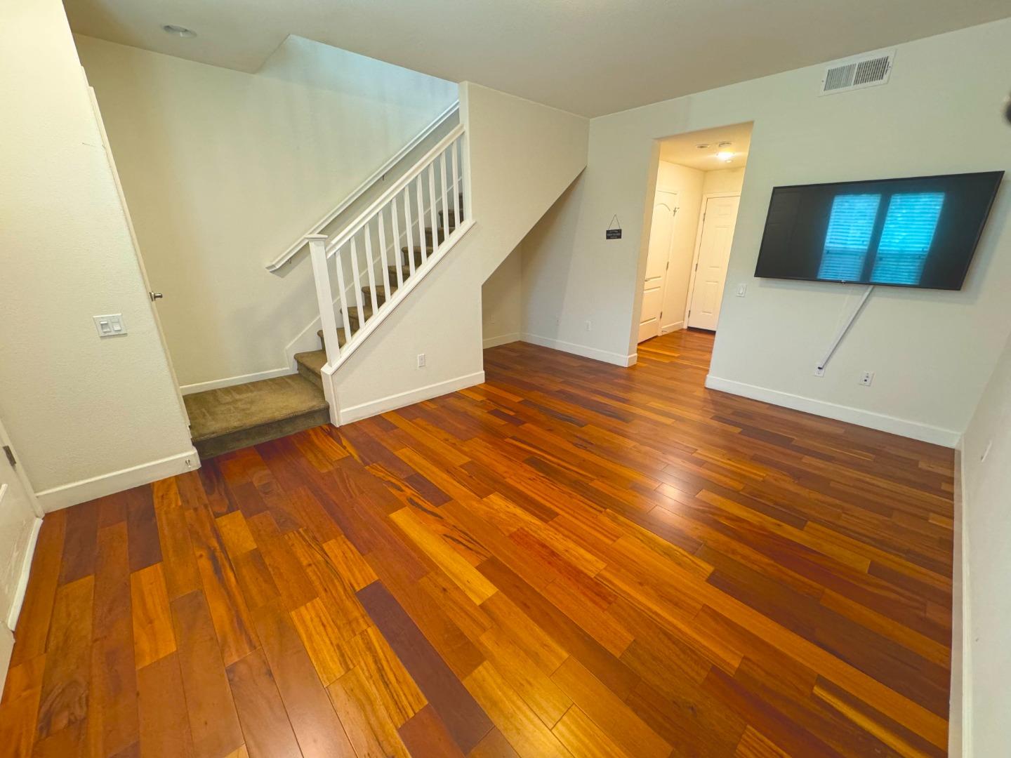Detail Gallery Image 2 of 13 For 660 Cedarville Ln, San Jose,  CA 95133 - 3 Beds | 3/1 Baths