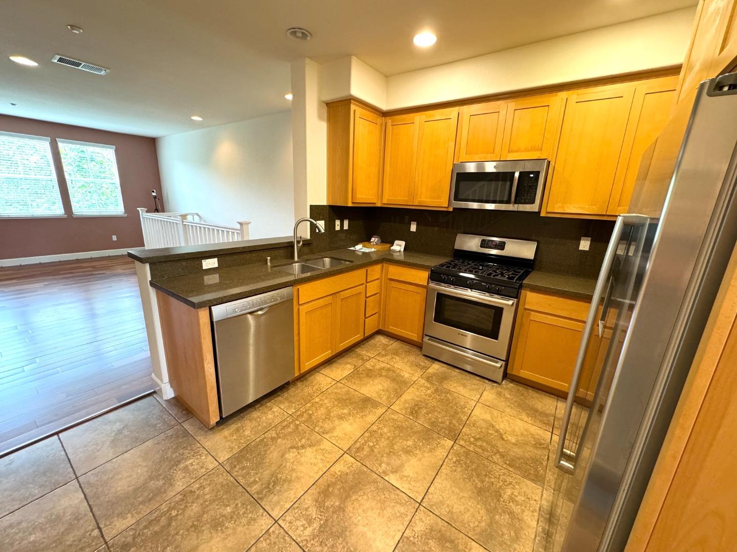 Detail Gallery Image 5 of 13 For 660 Cedarville Ln, San Jose,  CA 95133 - 3 Beds | 3/1 Baths